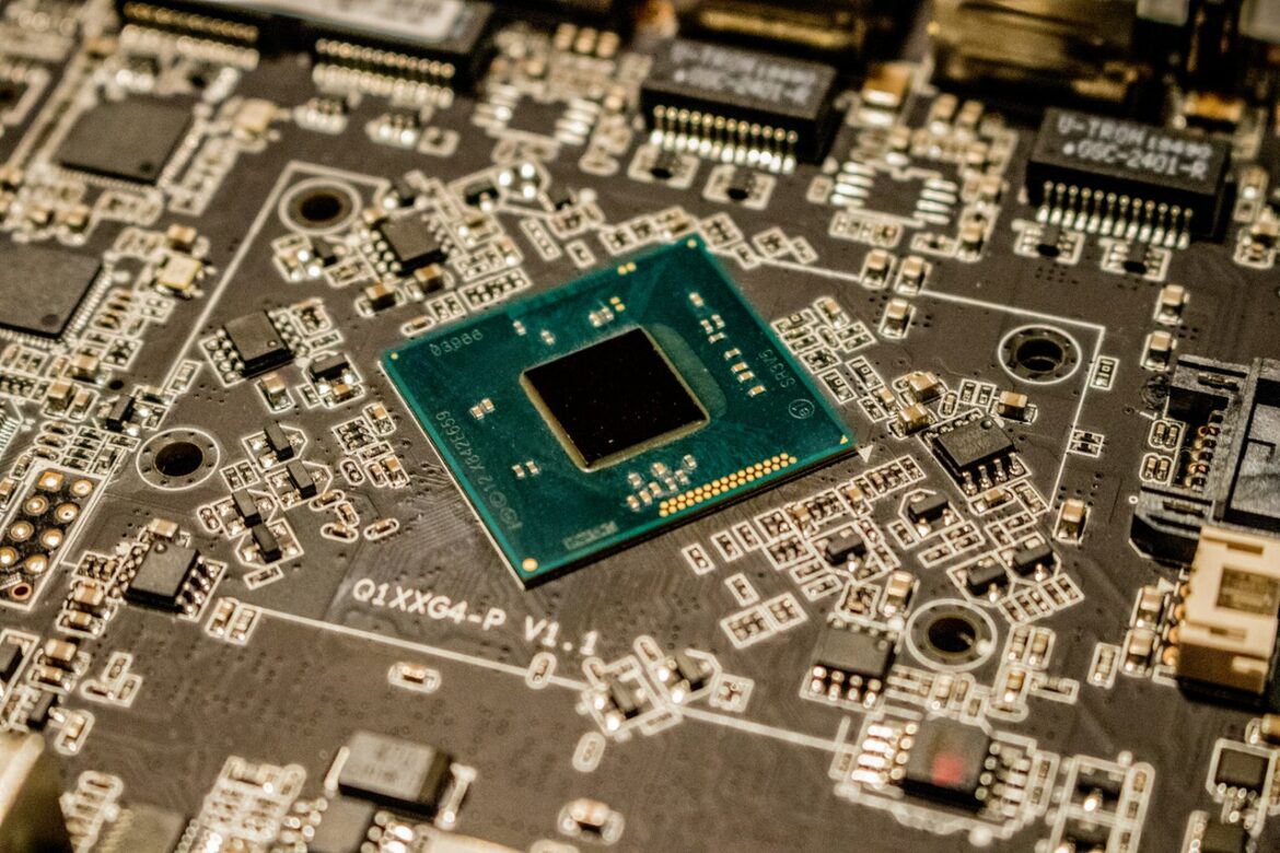 Why are analysts getting bearish on chipmakers and PC companies?